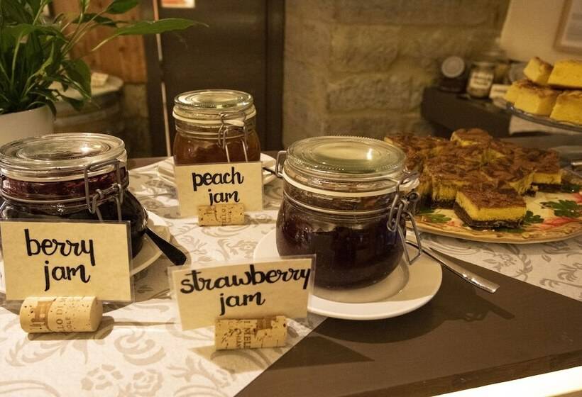 Отель Castello Di Meleto