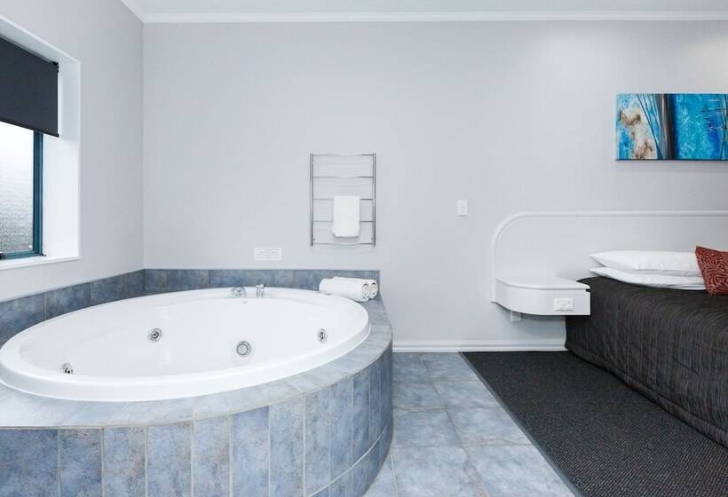 Aubyn Court Spa Motel