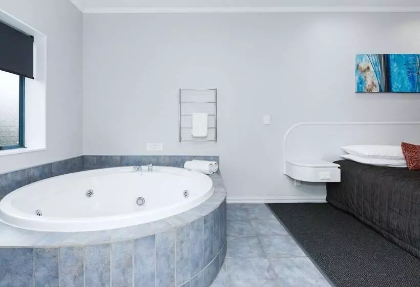 Aubyn Court Spa Motel