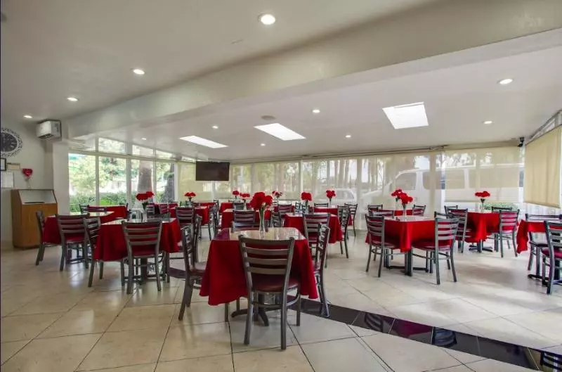 Мотель Best Inn & Suites