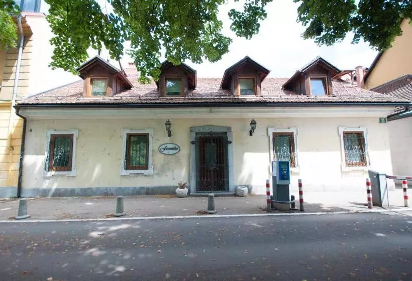 تختخواب و صبحانه Rooms Sincere 1830