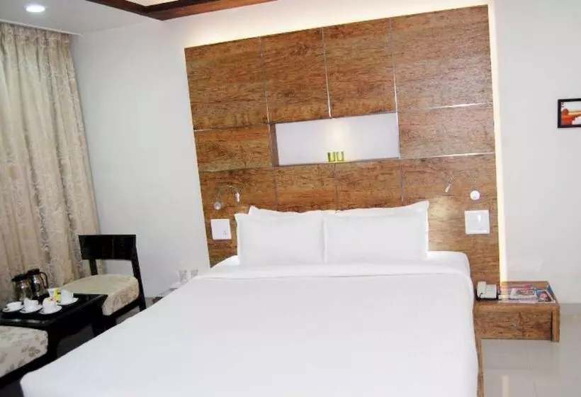 Fabhotel Om Sai International