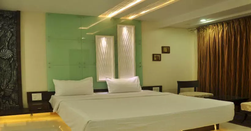 Fabhotel Om Sai International