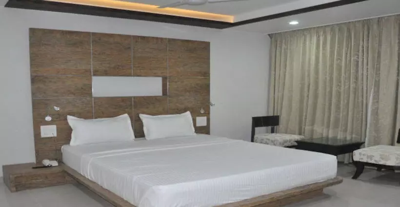Fabhotel Om Sai International