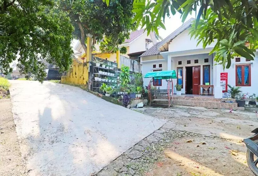 هتل Spot On 91222 Kanjeng Mami Homestay Syariah