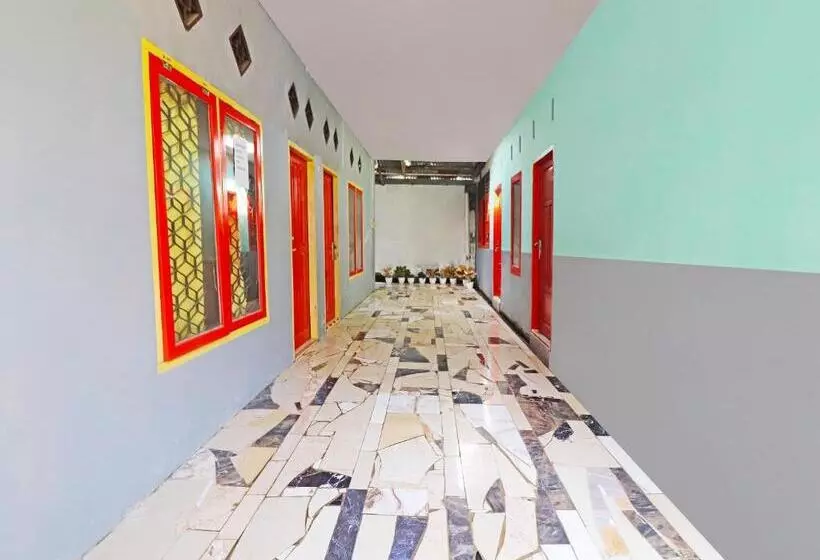 هتل Spot On 91222 Kanjeng Mami Homestay Syariah