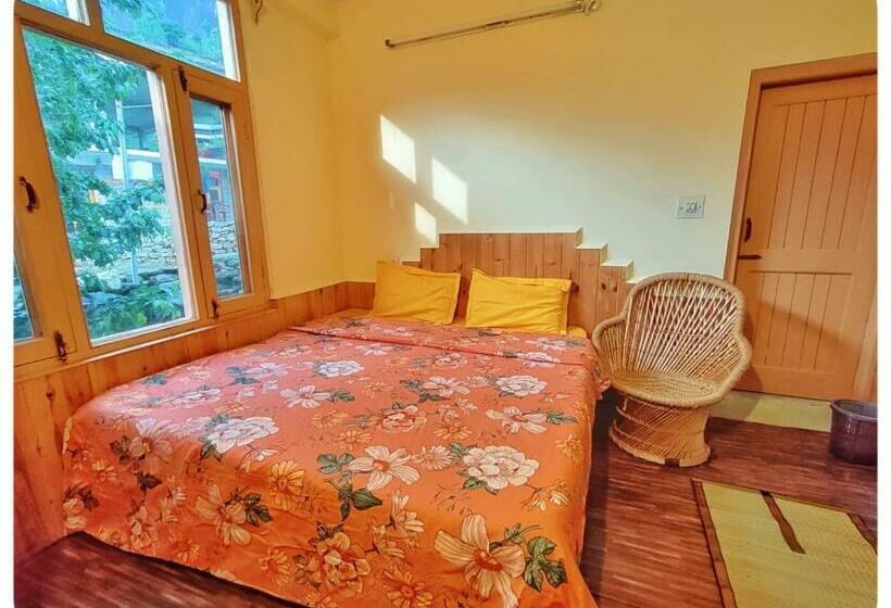 פנסיון Enchanted Cottage