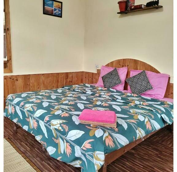 פנסיון Enchanted Cottage