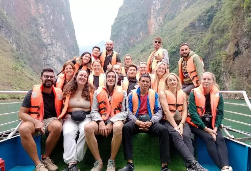 تختخواب و صبحانه Ha Giang Safari Hostel & Motorbikes