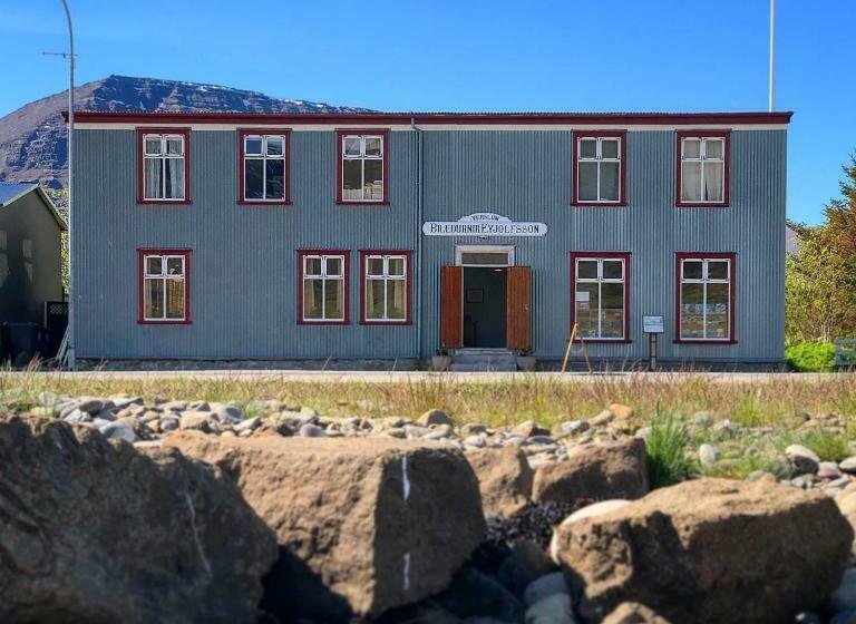 تختخواب و صبحانه The Old Bookstore