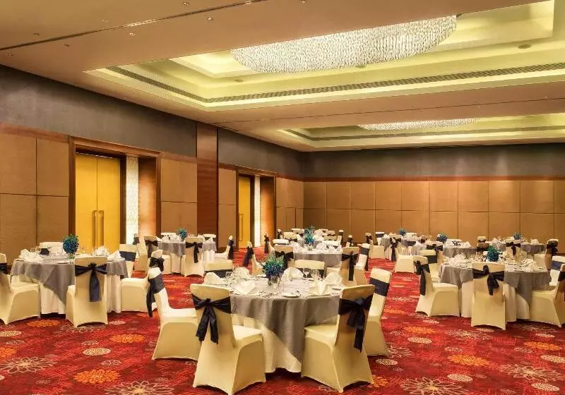 בית מלון כפרי Crowne Plaza Ahmedabad City Centre, An Ihg