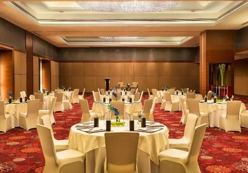 בית מלון כפרי Crowne Plaza Ahmedabad City Centre, An Ihg
