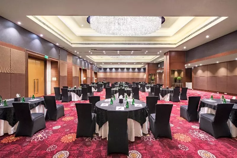 בית מלון כפרי Crowne Plaza Ahmedabad City Centre, An Ihg