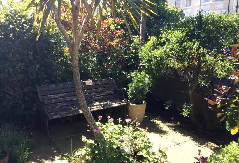 بنسيون The Warwick Guesthouse