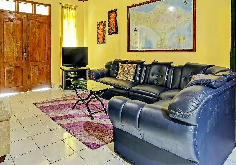ホテル Oyo Homes 91094 Desa Wisata Banyuatis