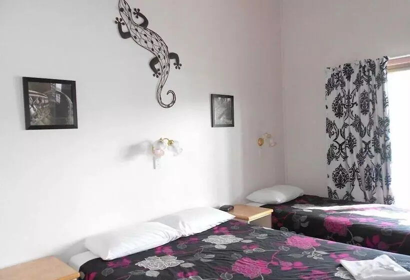 Отель Coral Point Lodge