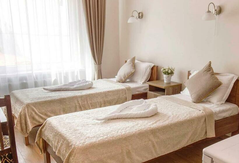 Mandarin Restoran & Hostel