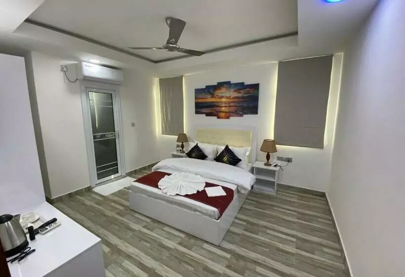 هتل Marine Holiday