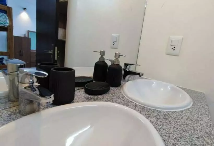 تختخواب و صبحانه Home Away