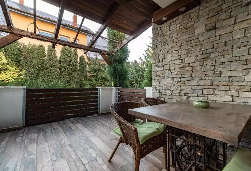Juhar Apartmanház