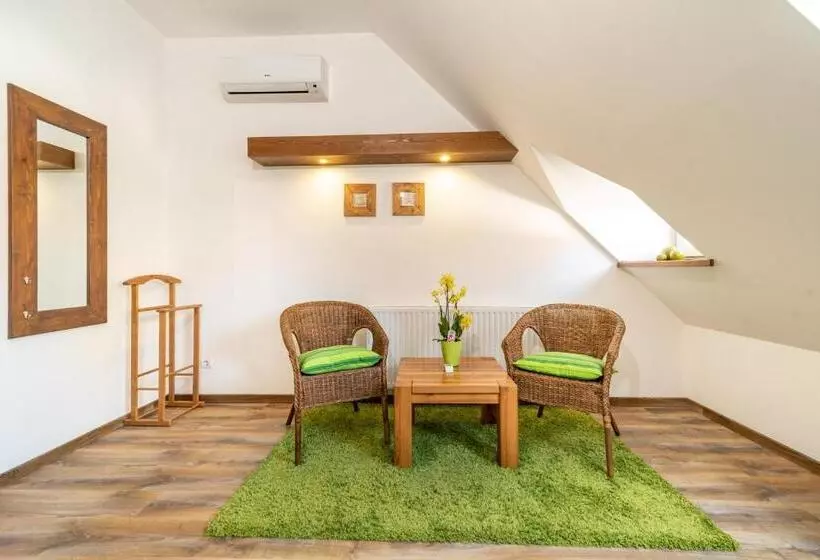 Juhar Apartmanház