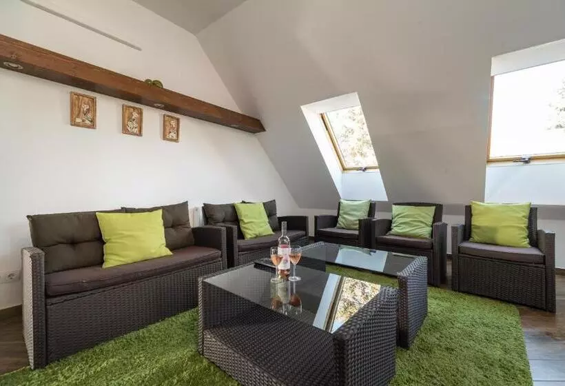 Juhar Apartmanház