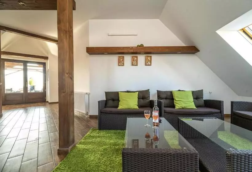 Juhar Apartmanház