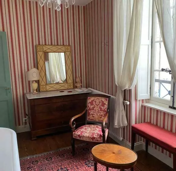 Majatalo Clos De Mont July, Chambres Avec Vue Et Terrasse Dans Demeure Historique