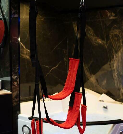 Capsule Secret   Jacuzzi   Netflix & Home Cinéma   Jeux De Couple   Barre De Pole Dance