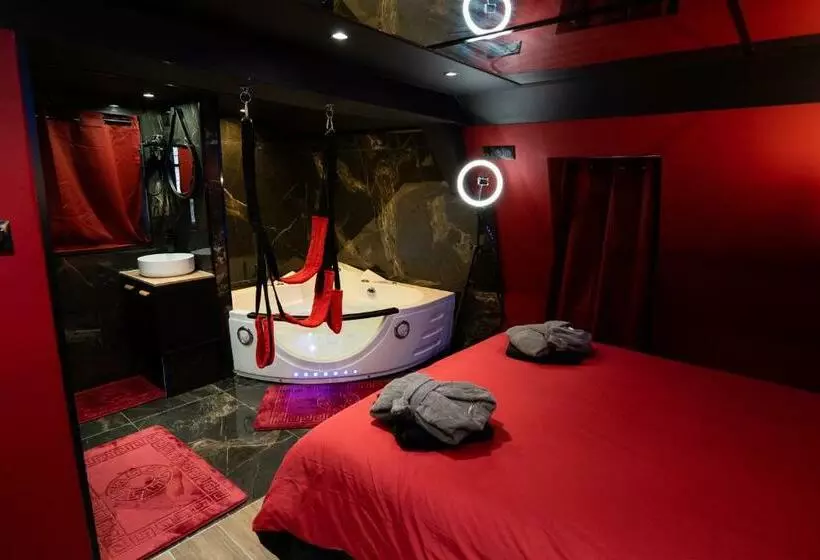 Capsule Secret   Jacuzzi   Netflix & Home Cinéma   Jeux De Couple   Barre De Pole Dance