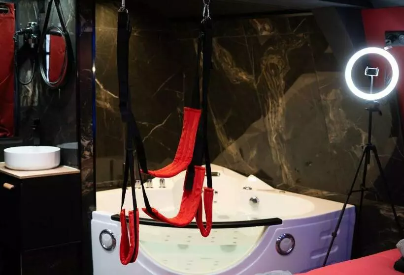 Capsule Secret   Jacuzzi   Netflix & Home Cinéma   Jeux De Couple   Barre De Pole Dance