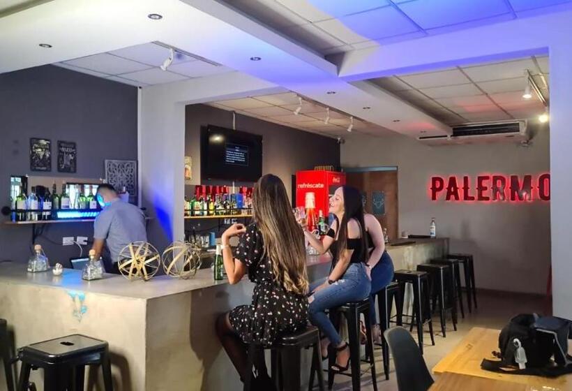 پانسیون Hostal Casa Luna