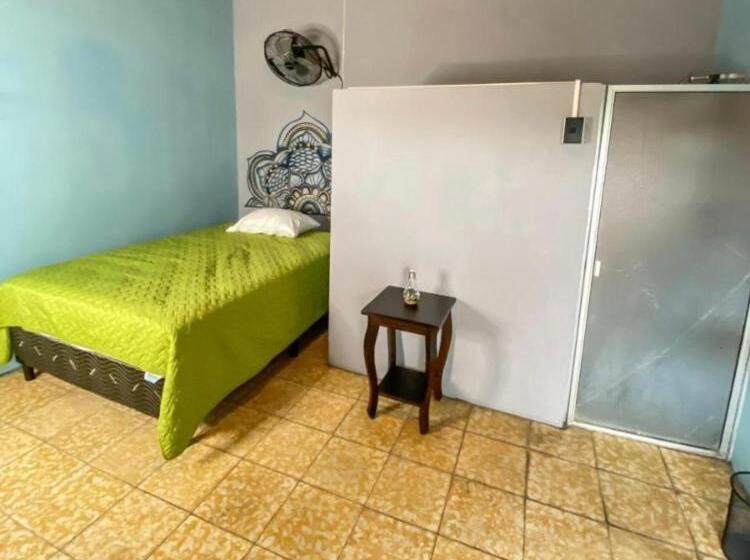 پانسیون Hostal Casa Luna