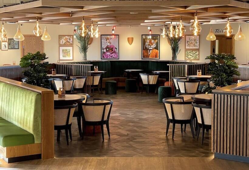 Hex Wildlife Hotel At Yorkshire Wildlife Park