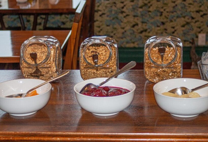 Hotel Victoria Railway