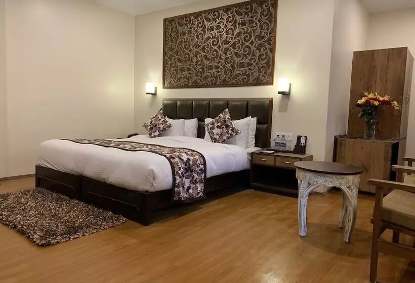 Hotel The Aryan Regency