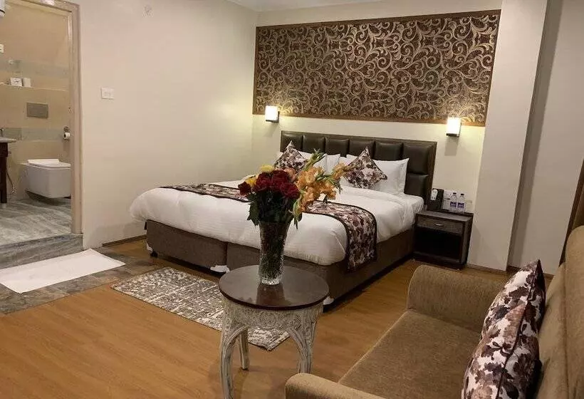 Hotel The Aryan Regency