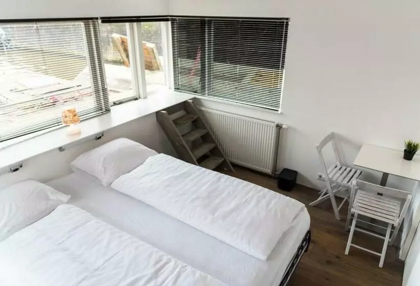 تختخواب و صبحانه Houseboat Next To Amstel