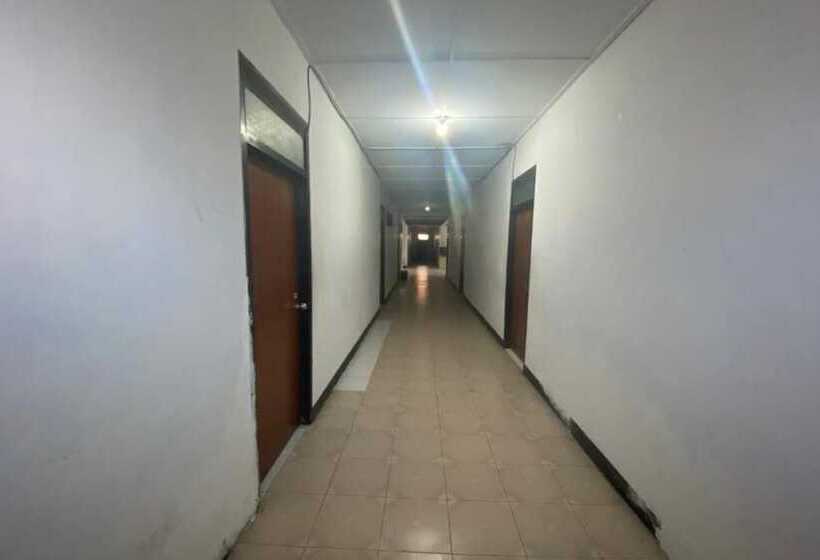 בית מלון כפרי Capital O 91073 Rantepao Lodge