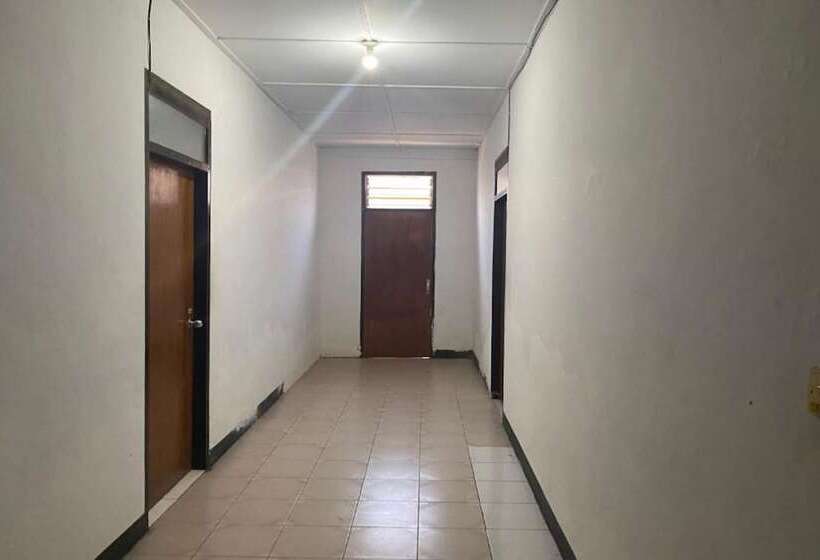 בית מלון כפרי Capital O 91073 Rantepao Lodge