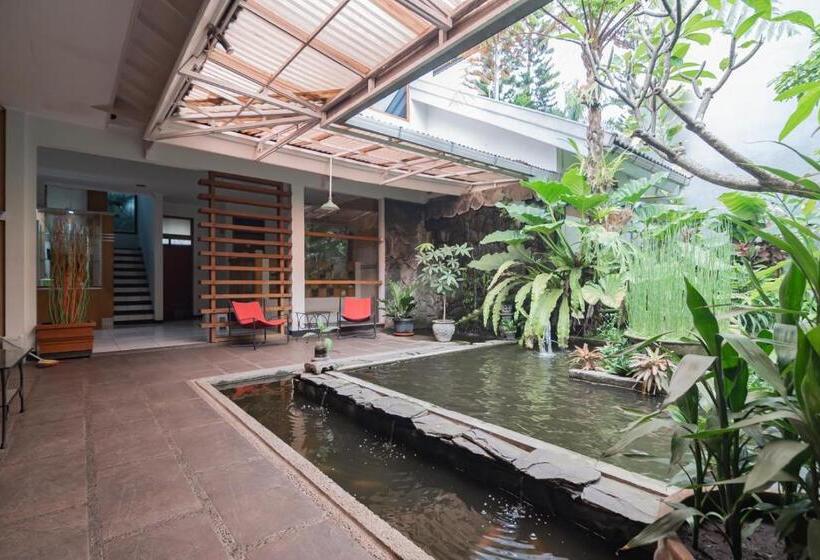 בית מלון כפרי Imelda Residence Setrasari Redpartner