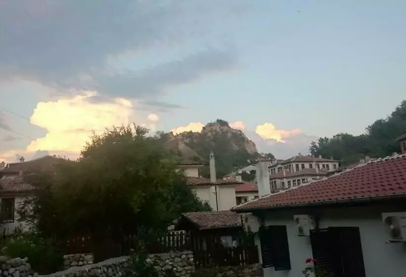 Majatalo узуновата къща