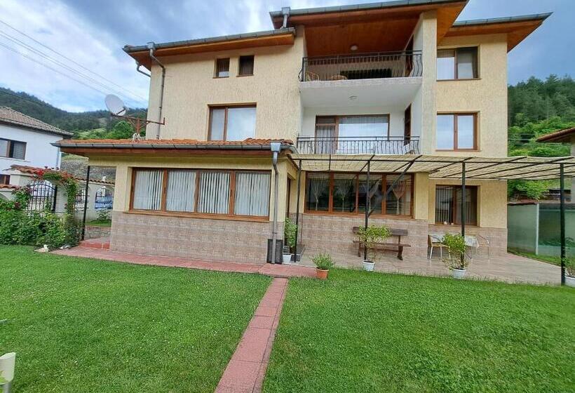 ペンション Guest House Benita стаи за гости