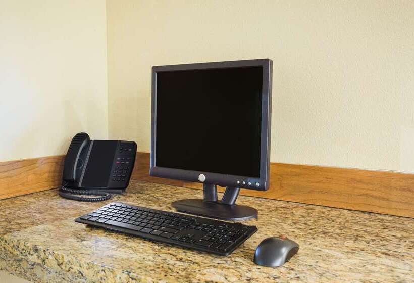 Отель Days Inn By Wyndham Evansdale Waterloo