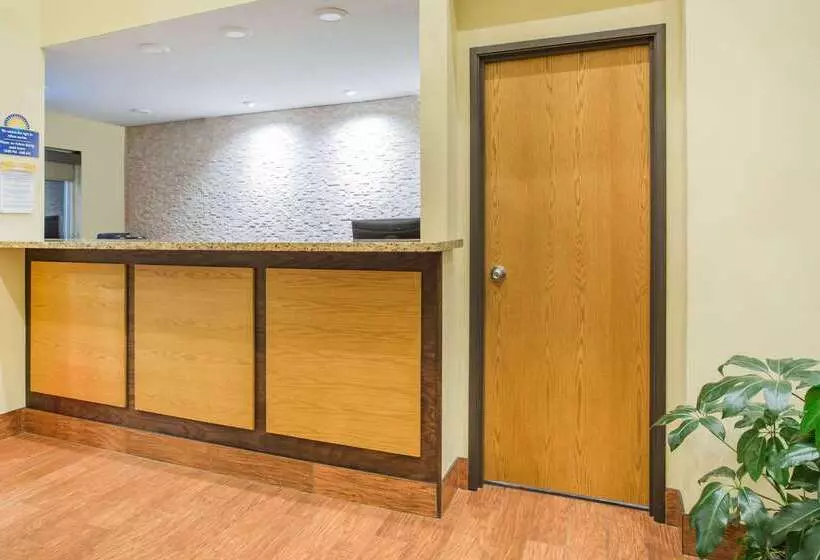 Отель Days Inn By Wyndham Evansdale Waterloo