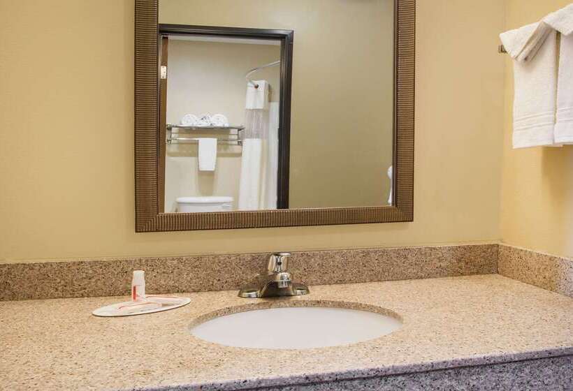 Отель Days Inn By Wyndham Evansdale Waterloo