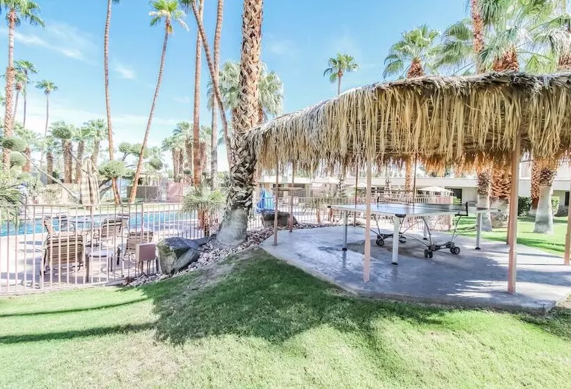 Hotelli Desert Isle Resort