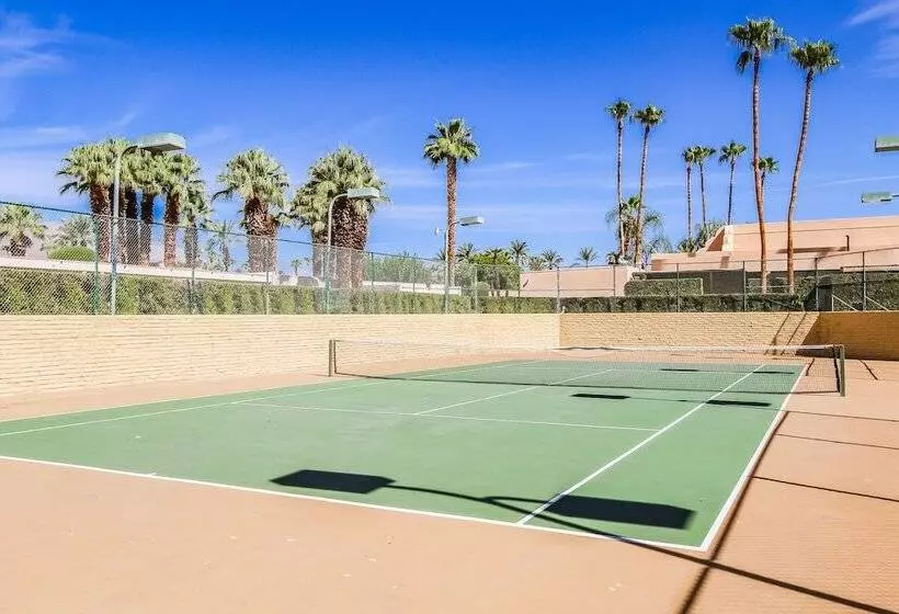 Hotelli Desert Isle Resort