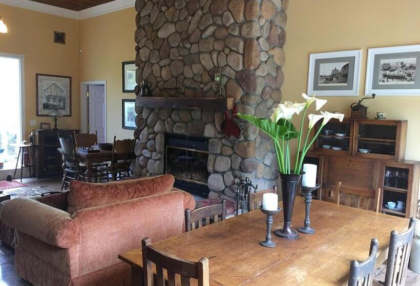 בית מלון כפרי Pescadero Creek Inn