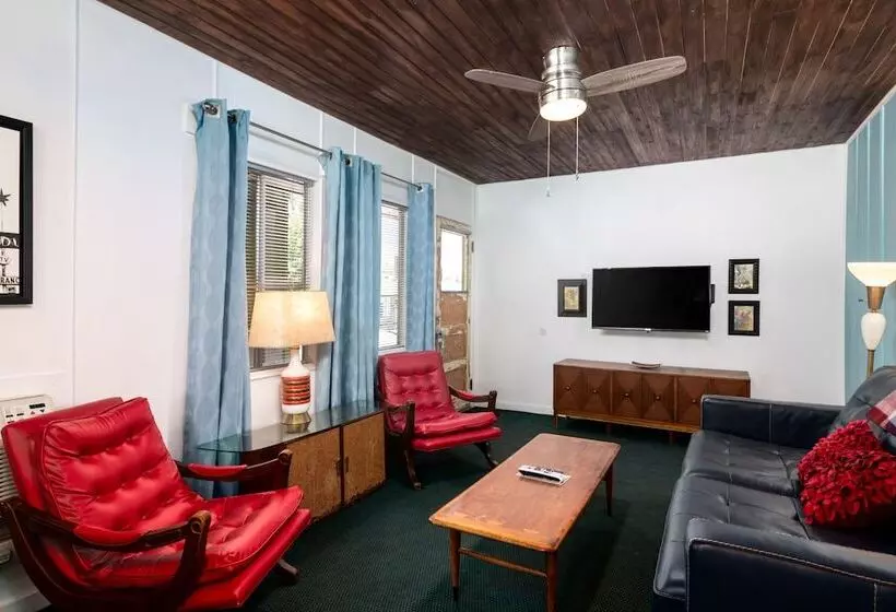 Мотель The Motor Lodge